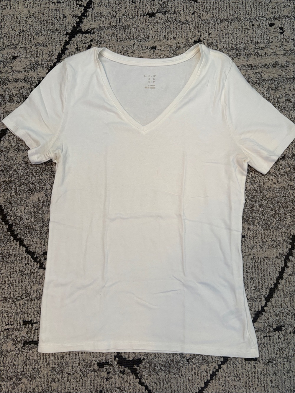 a new day Women’s White V-Neck Short Sleeve Tee